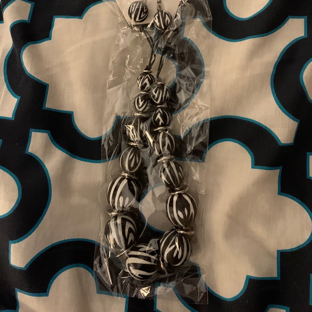 Black & White Necklace Set